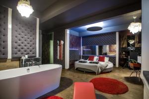 een badkamer met een bad en een bed in een kamer bij Yourplace Romantic Apartment with private patio in Krakau