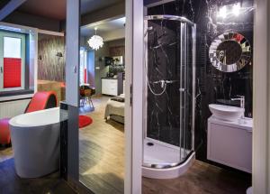 Das Bad ist mit einer Dusche und einer Badewanne ausgestattet. in der Unterkunft Yourplace Romantic Apartment with private patio in Krakau