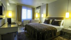 SİVAS HOTEL NEVV في شيفاش: غرفة في الفندق مع سرير ومكتب