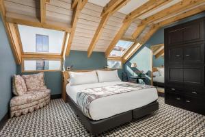 A bed or beds in a room at Room Mate Collection Alba, Madrid