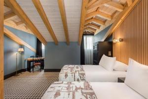 A seating area at Room Mate Collection Alba, Madrid