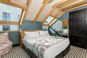 A bed or beds in a room at Room Mate Collection Alba, Madrid