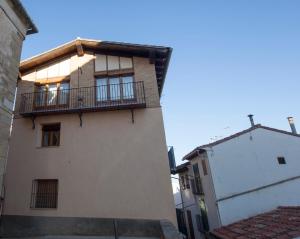 a building with a balcony on the side of it at Apartamentos Prades in Morella