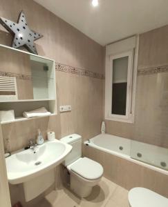 łazienka z toaletą, umywalką i wanną w obiekcie Casa Duquesa w mieście Logroño