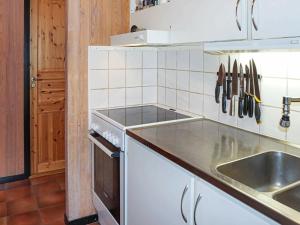 - une cuisine avec un évier et un comptoir dans l'établissement 5 person holiday home in TJ RNARP, à Tjörnarp