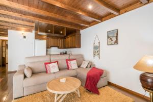 una sala de estar con un sofá y una mesa en Bonaigua by Totiaran, en Naut Aran (Alto Arán)