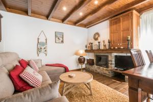 Una sala de estar con un sofá y una chimenea. en Bonaigua by Totiaran, en Naut Aran (Alto Arán)