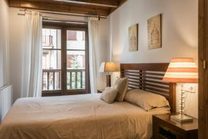 Un dormitorio con una cama grande y una ventana en Bonaigua by Totiaran, en Naut Aran (Alto Arán)