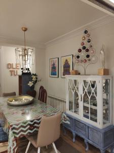 jadalnia ze stołem i szafką z porcelaną w obiekcie Casa Duquesa w mieście Logroño