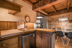 - une cuisine avec des placards en bois et un plan de travail avec un lave-vaisselle dans l'établissement Casa Es Pletieus by Totiaran, à Arties