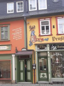 una tienda frente a un edificio en una calle en Pension Antik, en Bad Lobenstein