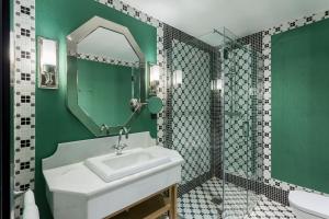 A bathroom at Room Mate Collection Alba, Madrid