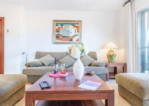 エンプリアブラバにあるApart-rent Villa Pani 0109のリビングルーム(ソファ、テーブル付)