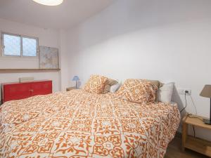 een slaapkamer met een bed en twee kussens erop bij TarracoHomes, Vintage Apartment in Old Town in Tarragona
