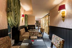 A seating area at Room Mate Collection Alba, Madrid