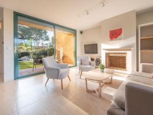 sala de estar con sillas y chimenea en TarracoHomes, Town house la mora, en Tarragona