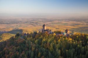 una vista aérea de un castillo en la cima de una colina en Sylvie Fahrer et Fils, en Saint-Hippolyte