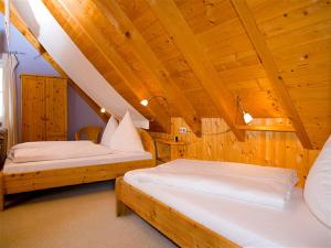 Dos camas en una habitación con techos de madera. en Franzenhof Markhart, en Deggenhausertal 91 fotos más