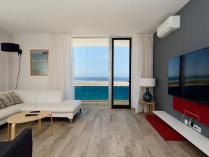 salon z białą kanapą i widokiem na ocean w obiekcie Luxe Penthouse Casa Atlantica Morro Jable Sea Views By PVL w mieście Morro del Jable