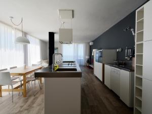Kuchnia lub aneks kuchenny w obiekcie Luxe Penthouse Casa Atlantica Morro Jable Sea Views By PVL