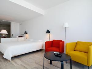 sypialnia z łóżkiem, dwoma krzesłami i stołem w obiekcie Luxe Penthouse Casa Atlantica Morro Jable Sea Views By PVL w mieście Morro del Jable