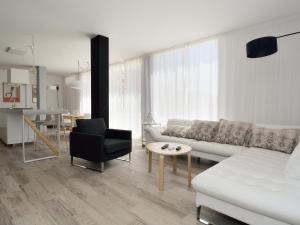salon z kanapą i stołem w obiekcie Luxe Penthouse Casa Atlantica Morro Jable Sea Views By PVL w mieście Morro del Jable