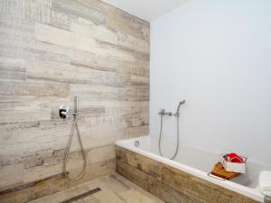 łazienka z wanną i umywalką w obiekcie Luxe Penthouse Casa Atlantica Morro Jable Sea Views By PVL w mieście Morro del Jable