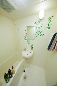 京都市にあるCozy house 411 free wifi a rented electric bicycleのバスルーム(洗面台、トイレ、鏡付)
