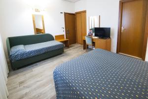 Televízia a/alebo spoločenská miestnosť v ubytovaní Hotel Italia
