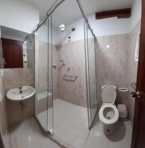 Koupelna v ubytování Hotel Jardín de Rosas