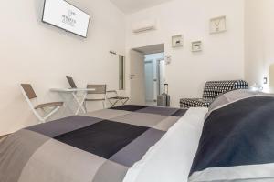 Postel nebo postele na pokoji v ubytování Scirocco Rooms