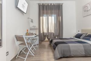 Postel nebo postele na pokoji v ubytování Scirocco Rooms