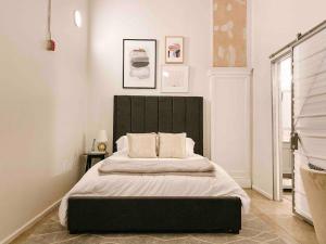 Tempat tidur dalam kamar di Cozy Downtown Loft