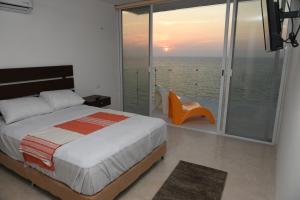 a bedroom with a bed and a view of the ocean at Torre Aguamarina in Campeche