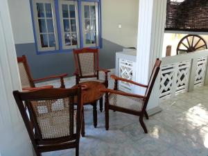 una sala da pranzo con tavolo e sedie in legno di Main Reef Guest House a Hikkaduwa