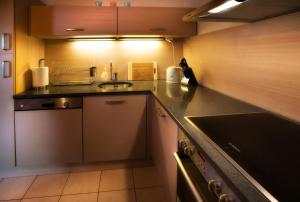 una cucina con un lavello e un piano di lavoro di Apartament Baltic Park Plaża 1.1.1 a Świnoujście Altre 10 foto