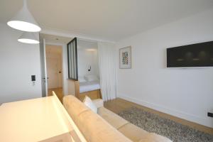 uma sala de estar com um sofá e uma mesa em Center Bay Luxueux appartement avec vue mer 6 eme etage em Juan-les-Pins