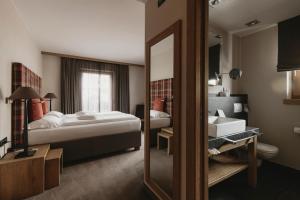 Rúm í herbergi á Eco & Wellness Boutique Hotel Sonne