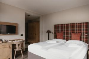 Rúm í herbergi á Eco & Wellness Boutique Hotel Sonne