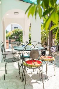 een groep stoelen en een glazen tafel en stoelen bij LightHouse View Villa in Paphos City