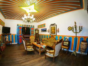 a living room filled with furniture and a chandelier at Hotel Jardin Antioquia in Jardin