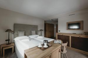Rúm í herbergi á Eco & Wellness Boutique Hotel Sonne