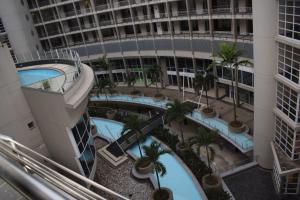 uma vista sobre um edifício com piscina e palmeiras em Two bedroom apartment at the Sails em Durban
