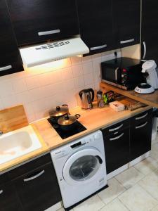 A kitchen or kitchenette at duplex à la gare de Bourges