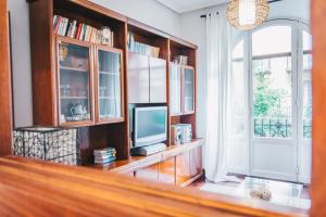 a living room with a tv and a window at Apple by People Rentals in San Sebastián