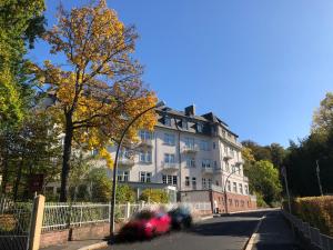 un gran edificio blanco al lado de una calle en Hotel Villa Elsa, en Bad Kissingen