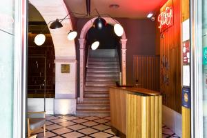 un couloir avec un escalier dans un restaurant éclairé dans l'établissement My Story Hotel Rossio, à Lisbonne