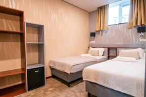 um quarto com duas camas e uma janela em Golden Zaan Hotel, Zaandam-Amsterdam em Zaandam