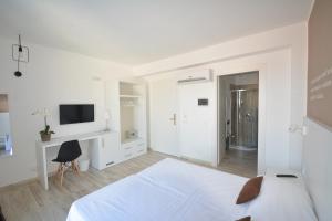 Televízia a/alebo spoločenská miestnosť v ubytovaní Amada Hotel Siracusa
