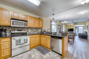 Una cocina con gabinetes de madera y electrodomésticos de acero inoxidable. en River Crossing 401, en Pigeon Forge
